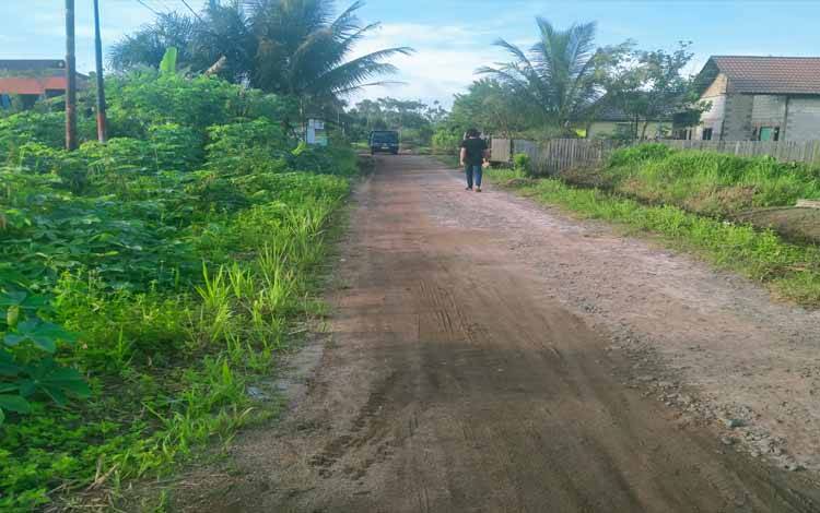 Kondisi kerusakan jalan di wilayah Jalan Walter Condrat, Kecamatan Baamang