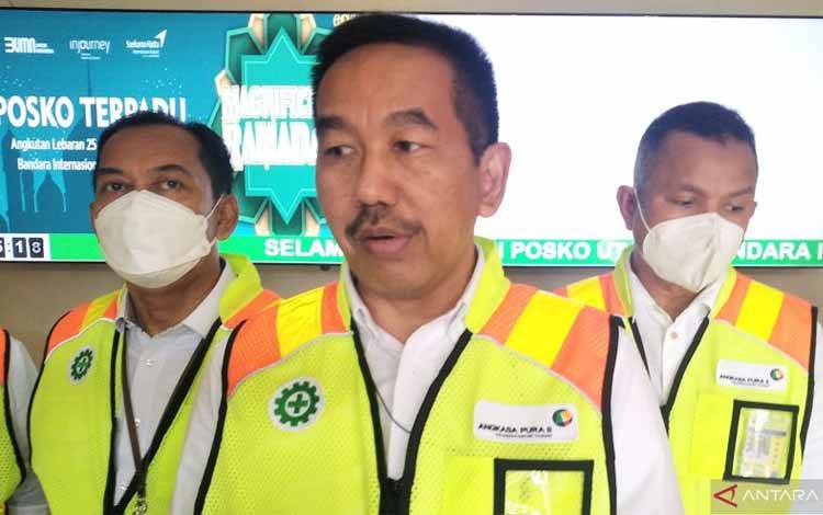 Direktur Utama PT Angkasa Pura II Muhammad Awaluddin saat memberikan keterangan di Posko Angkutan Lebaran Terminal 1B, Bandara Soekarno Hatta, Tangerang, Banten, Minggu (1/5/2022)