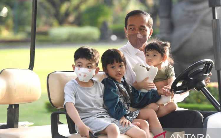 Presiden RI Jokowi menghabiskan waktu hari ke-2 Lebaran dengan bermain bersama cucu-cucunya, yaitu Jan Ethes Srinarendra, Sedah Mirah Nasution, dan La Lembah Manah di halaman Istana Kepresidenan Yogyakarta, Selasa (3/5/2022) sore