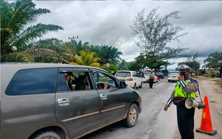 Personel Satlantas Polres Kobar lakukan pengaturan arus lalin dan imbau prokes di Pintu Masuk Objek Wisata Bugam Raya.