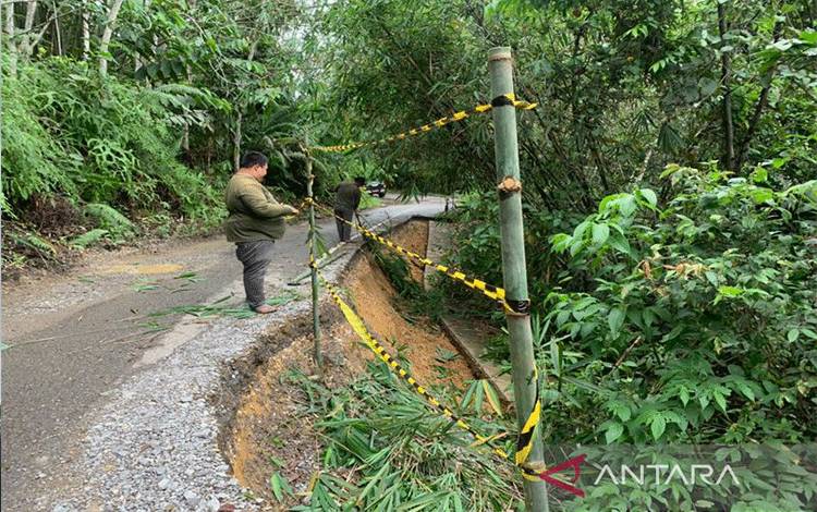Personel dari Dinas PUPR Barito Utara memasang tanda dan imbauan di kawasan jalan longsor yang menghubungkan Muara Teweh - Desa Lemo dan sebaliknya, Rabu (4/5/2022).ANTARA/HO-Dinas PUPR Barito Utara