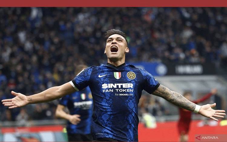 Pesepak bola Inter Milan Lautaro Martinez melakukan selebrasi setelah mencetak gol ke gawang AS Roma dalam laga lanjutan Liga Italia, di San Siro, Milan, Italia, Sabtu (23/4/2022). ANTARA FOTO/Reuters-Alessandro Garofalo/hp.