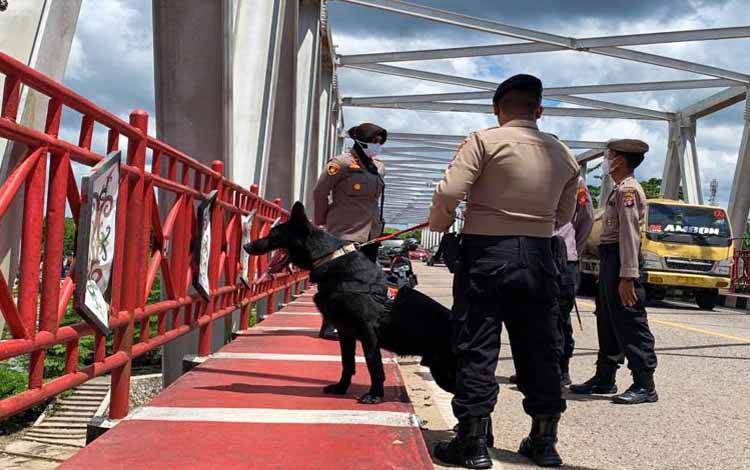 Anjing Pelacak milik Ditsamapta Polda Kalteng saat mengendus area korban hilang di atas Jembatan Kahayan
