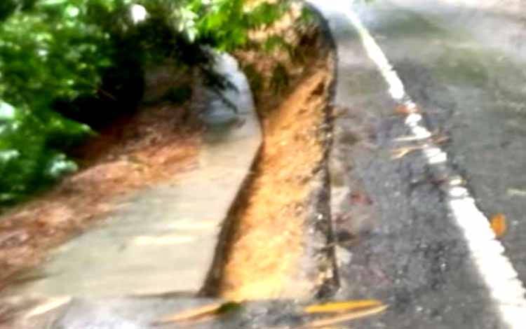 Akibat curah hujan yang tinggi Jalan menuju Desa Lemo tepatnya di dekat simpang Jalan Keramat terjadi longsor
