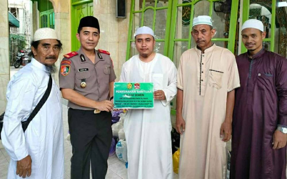 Serdik Sespimmen Polri angkatan 62, Kompol Resky Maulana Z secara simbolis menyerahkan bantuan ke Masjid Jami At-Taqwa Kapuas.