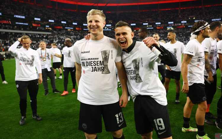 Pemain Frankfurt Martin Hinteregger dan Rafael Santos melakukan selebrasi usai timnya melaju ke final Liga Europa usai menyingkirkan West Ham United