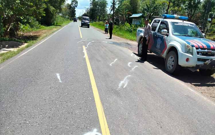 Personel Satlantas Polres Kapuas saat mendatangi lokasi kecelakaan sepeda motor di Kecamatan Basarang, Jumat 6 Mei 2022