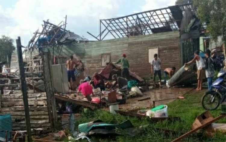 Rumah warga rusak setelah terkena angin puting beliung di Handel Cempaka, Desa Anjir Serapat Timur, Kecamatan Kapuas Timur, pada Jumat sore, 6 Mei 2022