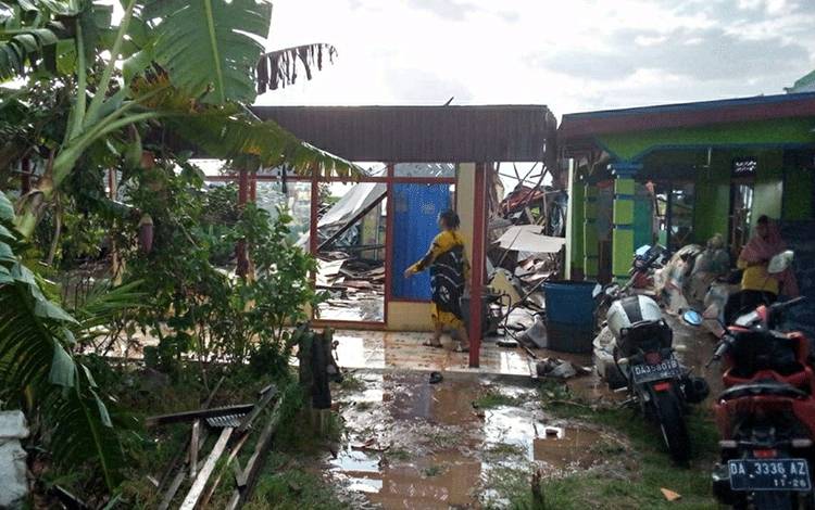 Rumah warga rusak akibat puting beliung di Handel Cempaka, Desa Anjir Serapat Timur, Kecamatan Kapuas Timur, Jumat sore, 6 Mei 2022.