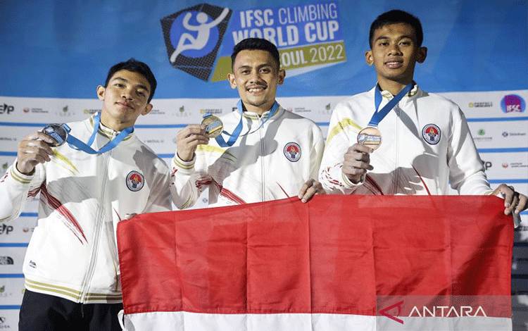 (Ki-ka) Atlet panjat tebing Indonesia Kiromal Katibin, Veddriq Leonardo, dan Rahmad Adi berfoto bersama di atas podium Piala Dunia Panjat Tebing 2022 di Seoul, Korea Selatan, Jumat (6/5/2022). (IFSC/Dimitris Tosidis)