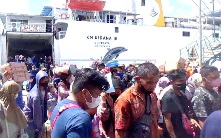 Para penumpang arus balik Lebaran dengan K.M. Kirana III dari Surabaya tiba di Pelabuhan Sampit, Jumat (6/5/2022). ANTARA/HO-Dokumentasi Pribadi