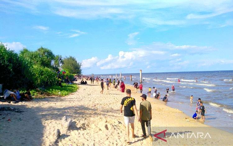 Suasana Pantai Ujung Pandaran ramai dikunjungi wisatawan pada hari kedua Lebaran Idul Fitri 1443 Hijriah, Selasa (3/5/2022). ANTARA/HO-Dokumentasi Pribadi