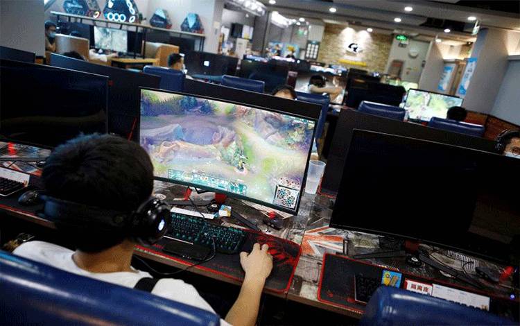 Warga memainkan games secara daring di komputer di sebuah kafe internet di Beijing, China, Selasa (31/8/2021). ANTARA FOTO/REUTERS/Florence Lo/aww/cfo (REUTERS/FLORENCE LO)