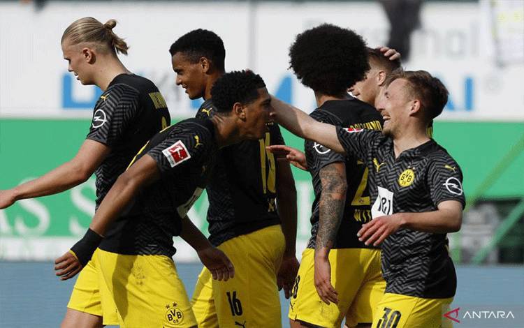 Selebrasi Felix Passlack (kanan) setelah mencetak gol ketiga untuk Dortmund dalam pertandingan Liga Jerman lawan Greuther Fuerth pada 7 Mei 2022. ANTARA/REUTERS/HEIKO BECKER