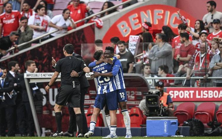 Bek Porto Zaidu Sanusi (kanan) merayakan gol bersama rekan satu tim gelandamng Otavio dalam pertandingan Liga Portugal antara SL Benfica dan FC Porto di Stadion Luz di Lisbon pada 7 Mei 2022. Photo by PATRICIA DE MELO MOREIRA/AFP