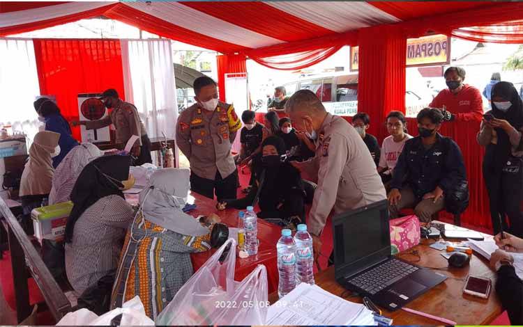 Kabag Ops Polres Seruyan meninjau pelaksanaan vaksinasi di Pos Pengamanan Lebaran simpang Persil Raya