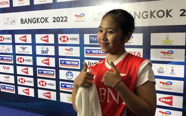 Aisyah Sativa Fatetani menyumbang satu kemenangan lewat kemenangan atas Leonice Huet di partai ketiga penyisihan Grup A Piala Uber 2022 di Bangkok, Minggu. 