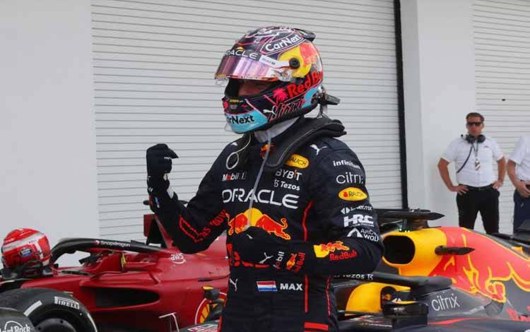 Pebalap tim Red Bull Max Verstappen melakukan selebrasi setelah memenangi Grand Prix Miami, Miami International Autodrome, Miami, Amerika Serikat, Minggu (8/5/2022)