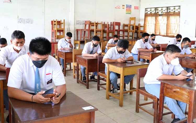 Siswa SMKN 1 Tamiang Layang sedang mengikuti ujian sekolah berbasis komputer atau USBK