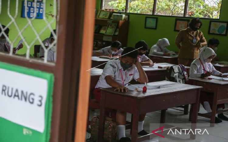 Sejumlah siswa kelas 6 mengerjakan soal ujian sekolah di SD Negeri 11 Langkai Palangka Raya, Kalimantan Tengah, Senin (9/5/2022). Dinas Pendidikan Kota Palangka Raya menggelar ujian sekolah secara tatap muka untuk penentuan kelulusan jenjang SD yang diikuti sebanyak 4.038 siswa pada hari pertama sekolah usai libur Lebaran 2022 dengan tetap menerapkan protokol kesehatan COVID-19.