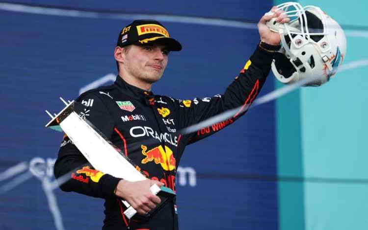 Pebalap Red Bull Racing Max Verstappen memegang tropi kemenangan usai manjadi yang terbaik pada balapan perdana Grand Prix (GP) Miami di Amerika Serikat, Minggu (8/5/2022) waktu setempat
