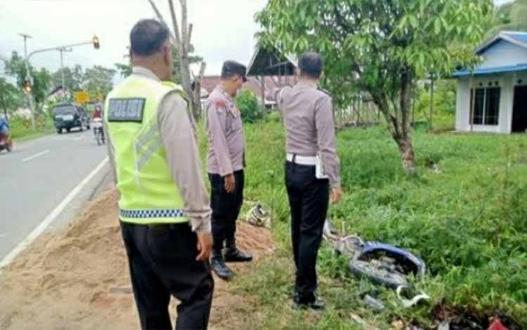 Satlantas Polres Kapuas saat akan mengevakuasi motor terlibat kecelakaan di Jalan Trans Kalimantan KM. 1,5 Kecamatan Kapuas Timur, Senin, 10 Mei 2022