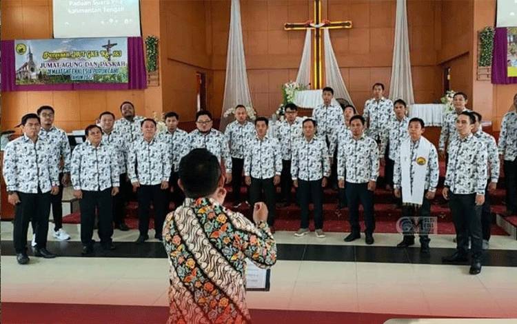 Tim panduan suara Murung Raya saat melakukan latihan jelang tampil pada Pespawari Nasional mewakili Provinsi Kalimantan Tengah.