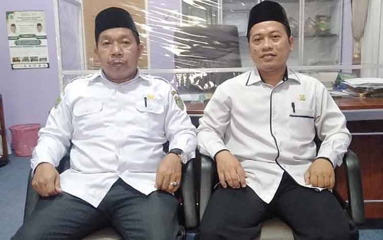 Kepala Kantor Kementerian Agama Kabupaten Barito Timur, Abdul Majid didampingi Penyelenggara Haji dan Umroh, Ahmad Janawi.