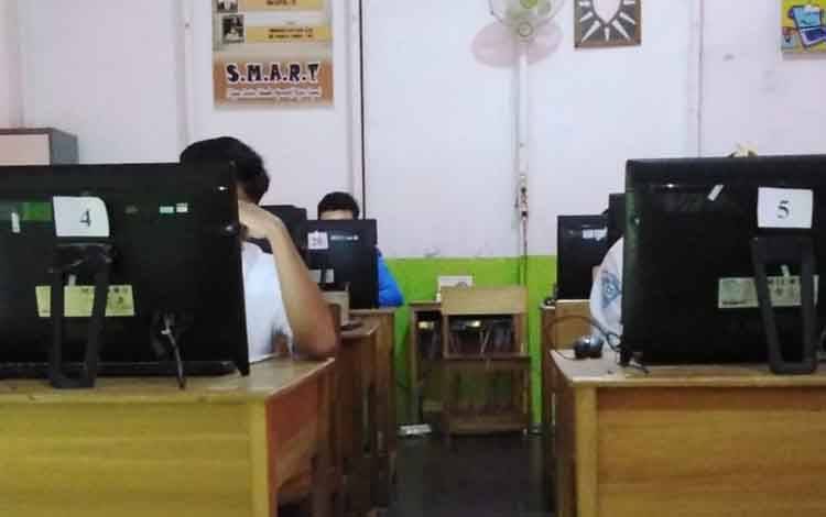 Pelajar SMA sedang mengikuti ujian di sekolah di Kalimantan Tengah beberapa waktu lalu.