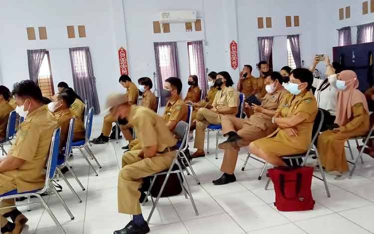 Pelatihan pengisian kuisioner Indeks Desa Membangun atau IDM di Aula Kantor Camat Dusun Timur.