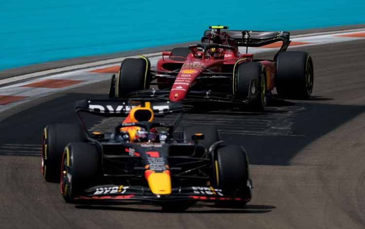 Pebalap tim Red Bull Max Verstappen dan pebalap tim Ferrari Carlos Sainz menjalani balapan Grand Prix Miami, Miami International Autodrome, Miami, Florida, Amerika Serikat, Minggu (8/5/2022)