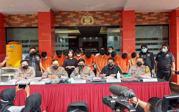 Polres Metro Jakarta Selatan hadirkan sembilan tersangka kasus percobaan perampokan terhadap dua orang anggota TNI dari Batalyon Arhanud 10/ABC Kodam Jaya, dalam konferensi pers di Polres Metro Jakarta Selatan, Selasa (10/5/2022)