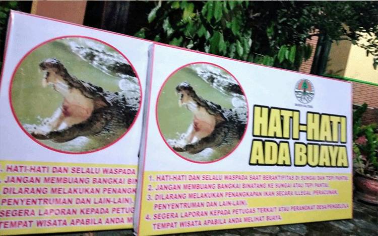 Papan peringatan keberadaan buaya yang akan dipasang di Pantai Kalap, Kecamatan Teluk Sampit.