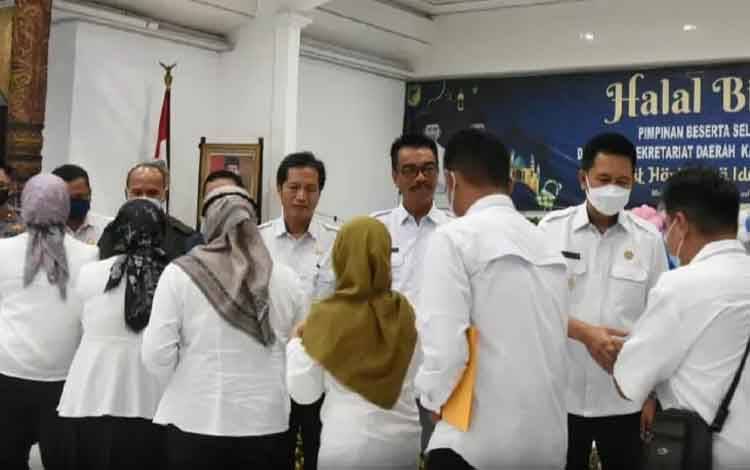 Bupati Barito Utara, Nadalsyah diampingi Wakilnya Sugianto Panala Putra saat bermaaf-maafan dengan pegawai, Rabu 11 Mei 2022