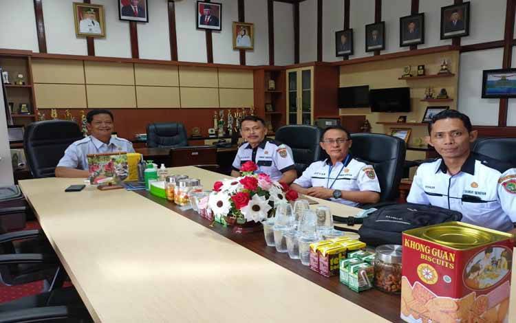 Sekretaris Daerah Seruyan, Djainuddin Noor menerima kunjungan Kepala Samsat Seruyan Sutejo Wijiasmoro dan jajaran