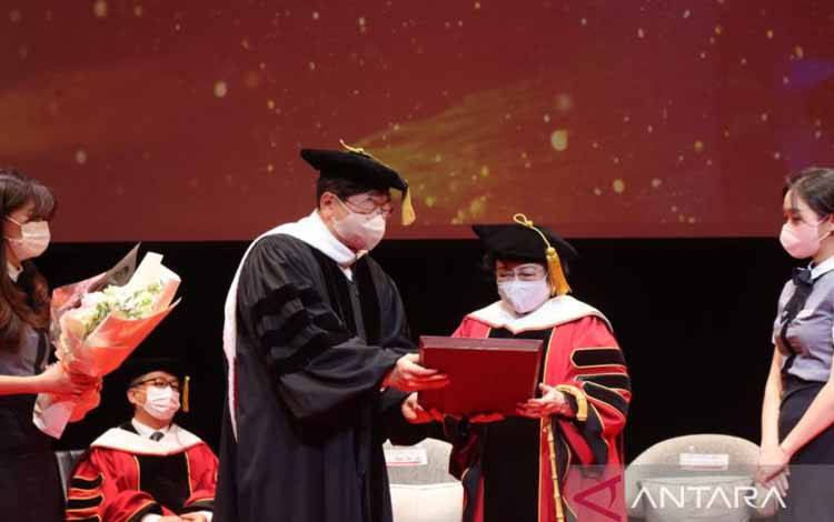 Presiden kelima Indonesia yang juga Ketua Umum DPP PDI Perjuangan, Megawati Soekarnoputri, saat mendapatkan gelar profesor kehormatan tertinggi dari Seoul Institute of The Arts (SIA), Korea Selatan, di Seoul, Rabu (11/5/2022)