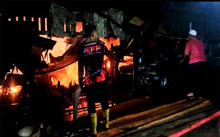 Api saat membakar pabrik gergajian kayu di Pahandut Seberang