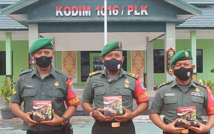Personel Kodim Palangka Raya menerima susu serdadu pemberian Kasad Jenderal TNI Dudung Abdurachman. 