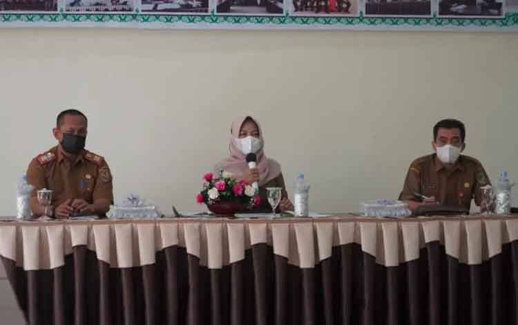 Sekretaris Disbun Kalteng, Retno Nurhayati Utaminingsih saat memimpin rapat penetapan harga TBS kelapa sawit di Kalteng.