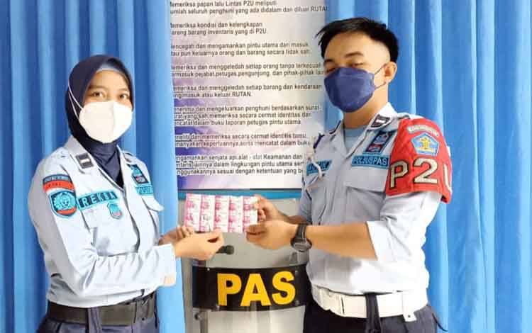 Rutan Tamiang Layang membagikan vitamin dan masker kepada pegawai untuk menjaga imunitas tubuh dan memperketat protokol kesehatan.