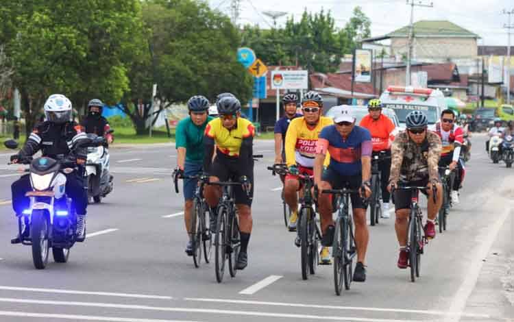 Kapolda Kalteng Irjen Pol Nanang Avianto didampingi sejumlah pejabat utama bersepeda memantau Kamtibmas pasca Idulfitri di Kota Palangka Raya.
