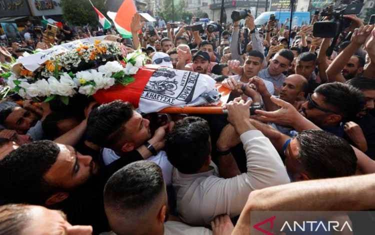 Warga Palestina membawa jenazah jurnalis Al Jazeera Shireen Abu Akleh, yang tewas dalam serangan Israel, di Ramallah di Tepi Barat yang diduduki Israel, Rabu 11 Mei 2022.