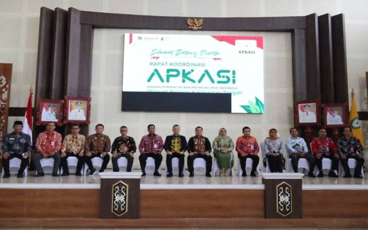 Peserta rapat koordinasi Apkasi Kalimantan Tengah berfoto bersama usai rapat yang dilaksanakan di aula rumah jabatan Bupati Kotawaringin Timur, Kamis (12/5/2022). ANTARA/HO-Diskominfo Kotim