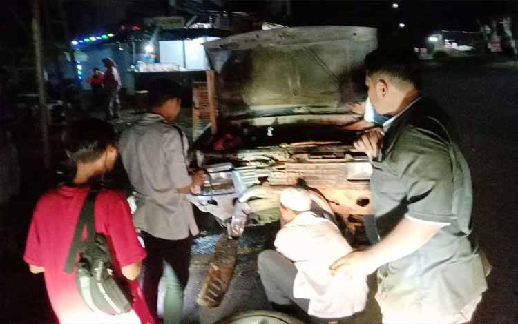 Relawan Matabu Jaya sedang berusaha membantu mengevakuasi mobil dari lokasi kecelakaan