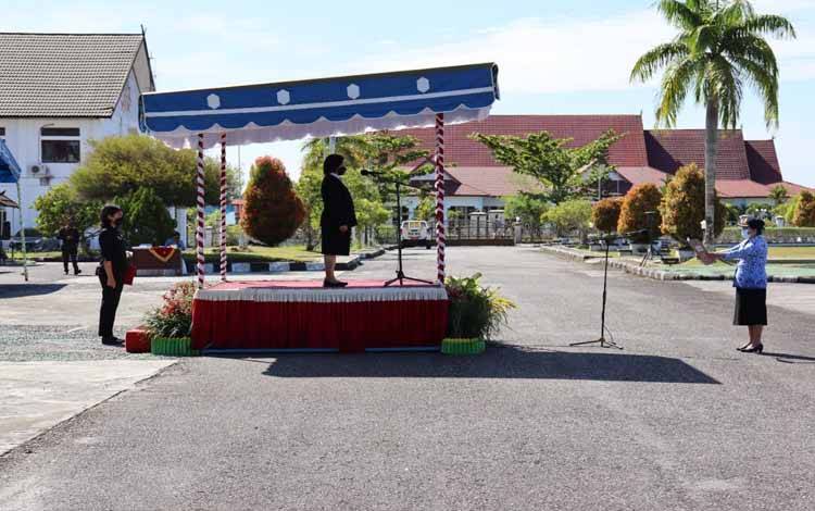 Upacara penringatan Hari Pendidikan Nasional yang dilaksanakan di halaman kantor Bupati Kabupaten Gunung Mas, Jumat 13 Mei 2022