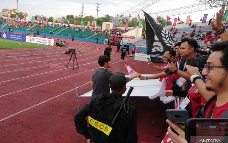 Suporter Indonesia yang berada di Stadion Viet Tri, Phu To, Vietnam, menyampaikan selamat kepada Pelatih Timnas Indonesia Shin Tae-yong usai tim asuhannya mencukur Filipina 4-0 di laga lanjutan SEA Games 2021.