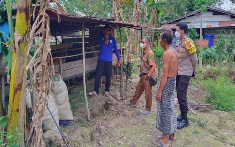 Personel Polsek Kapuas Murung saat mendampingi unsur Tripika tinjau peternakan warga cegah PMK