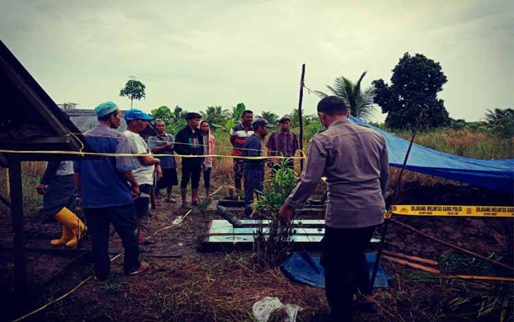 Personel Polsek Kapuas Kuala saat mendatangi lokasi pembongkaran makam di Desa Sei Teras, Sabtu 14 Mei 2022