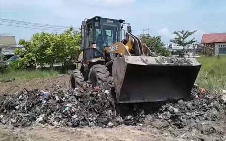 Alat berat dioperasikan untuk membersihkan sampah di eks Pasar Tembaga Indah Pangkalan Bun, Kelurahan Baru