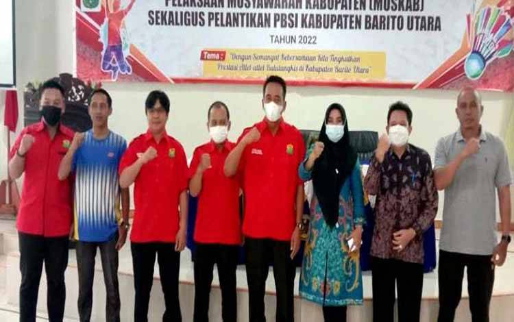 Ketua Persatuan Bulu Tangkis Indonesia Provinsi Kalimantan Tengah, Sugiyanto berfoto bersama pengurus PBSI Barito Utara dan Kepala Dinas Budparpora